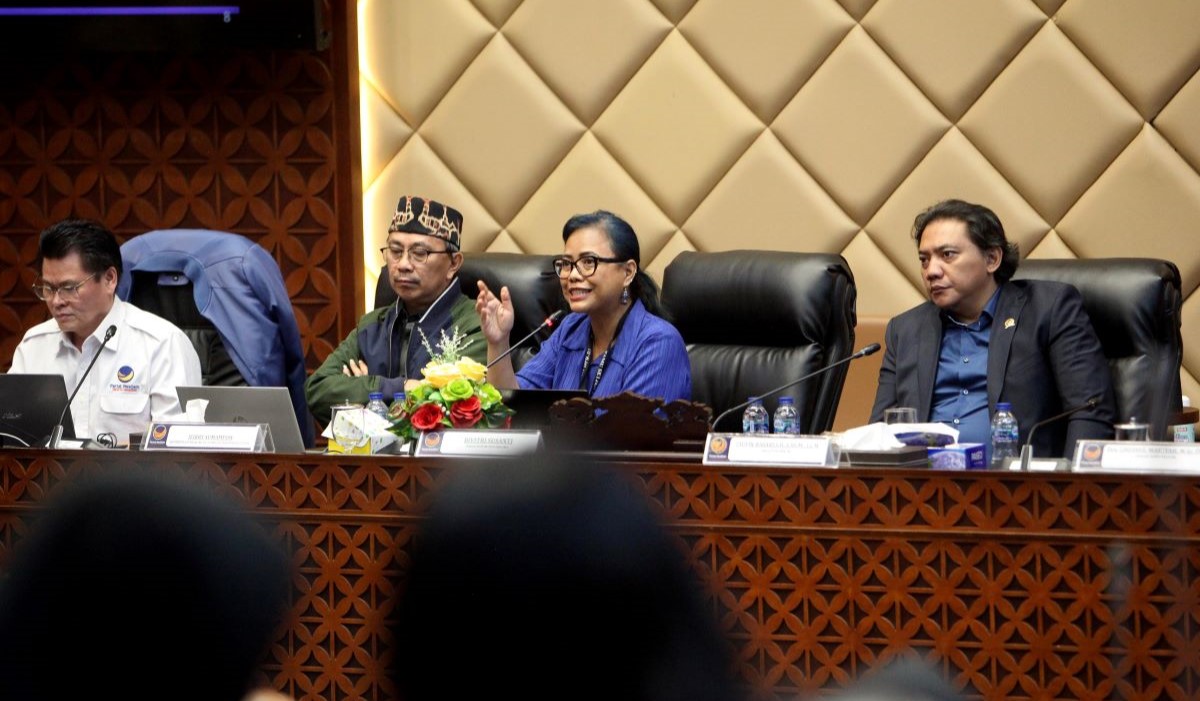 Pakar Hukum Tata Negara Bivtiri Susanti (kedua kanan) didampingi Anggota Komisi III DPR Fraksi Partai NasDem Taufik Basari (kanan) MI Susant