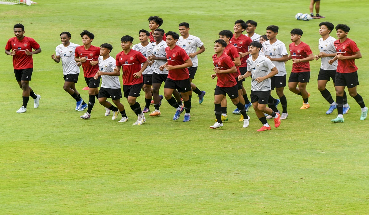 Pesepak bola Timnas U-20 Indonesia mengikuti sesi latihan di Lapangan ABC, Senayan, Jakarta, Kamis (4/1/2024). 
