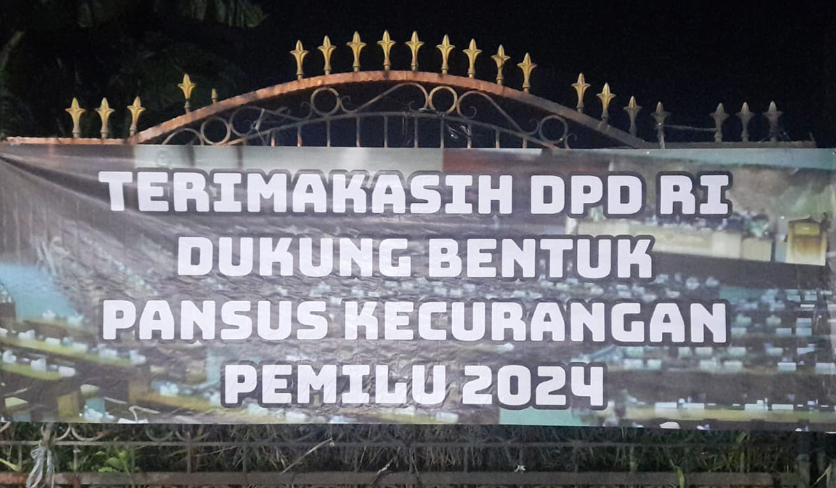 Salah satu spanduk di Banten yang menyuarakan dukungan untuk DPD membentuk Pansus Kecurangan Pemilu 2024.