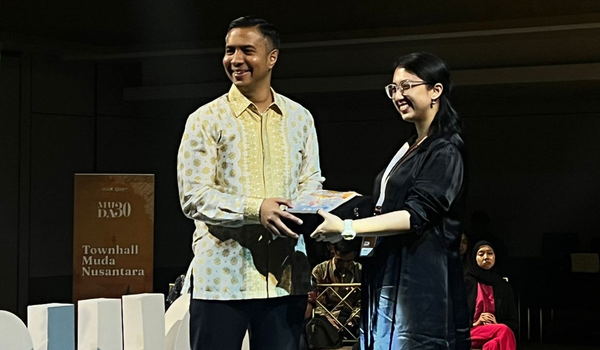 Direktur Kebijakan Publik Pijar Foundation Cazadira F Tamzil (kanan) memberikan penghargaan MUDA30.