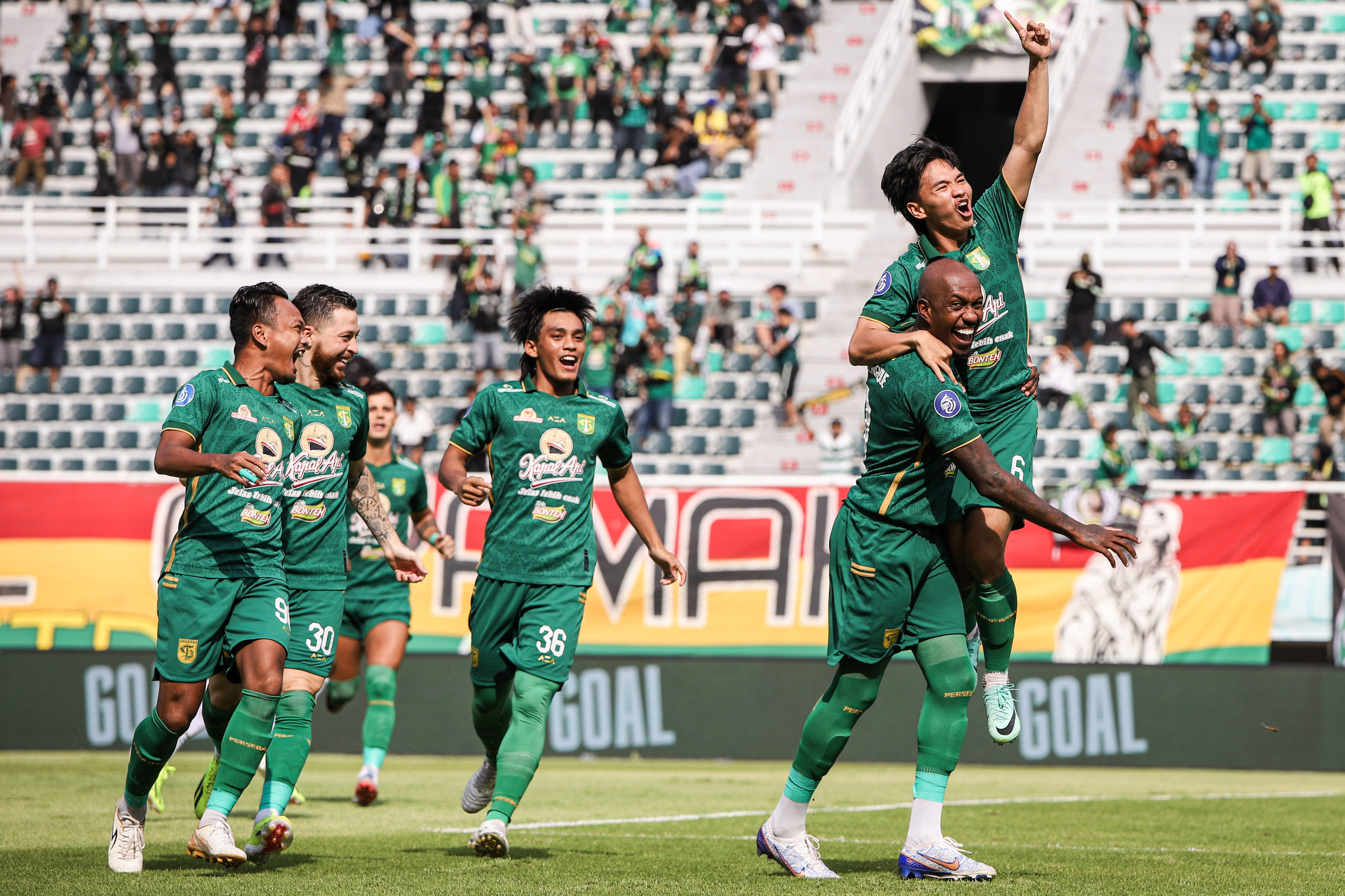 Pemain Persebaya Surabaya Muhammad Iqbal melakukan selebrasi seusai mencetak gol ke gawang PSS Sleman, Minggu (3/3)