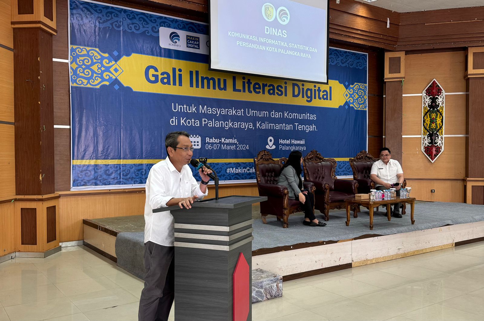 Untuk menjadi masyarakat yang cerdas harus dapat berpikir secara kritis dan objektif dalam mencari informasi.