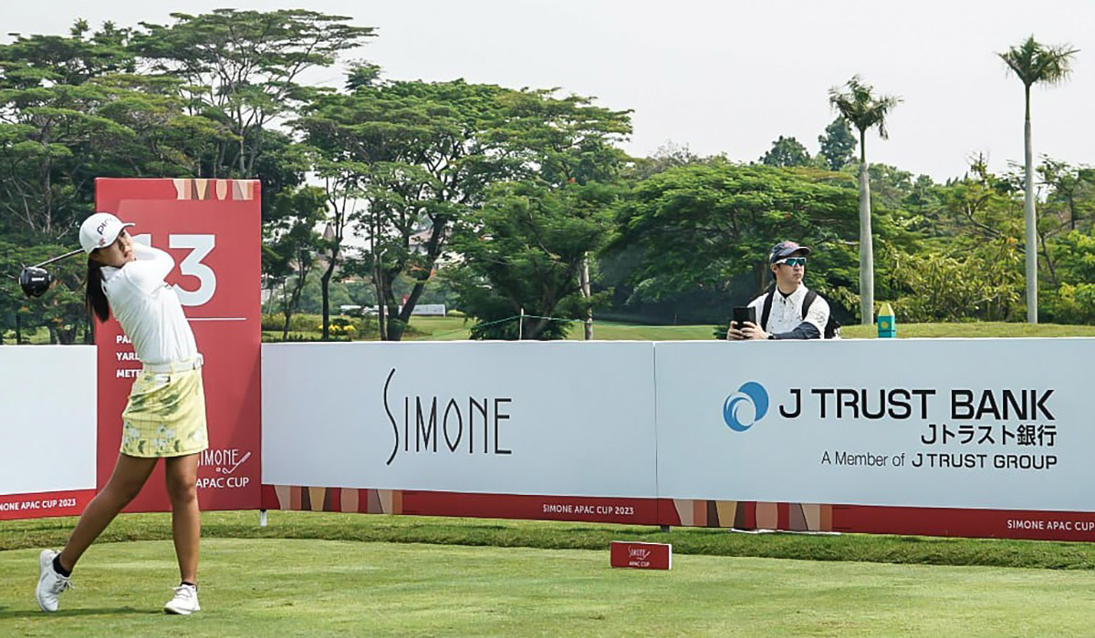 Pegolf profesional putri asal Jepang Aihi Takano (kiri).