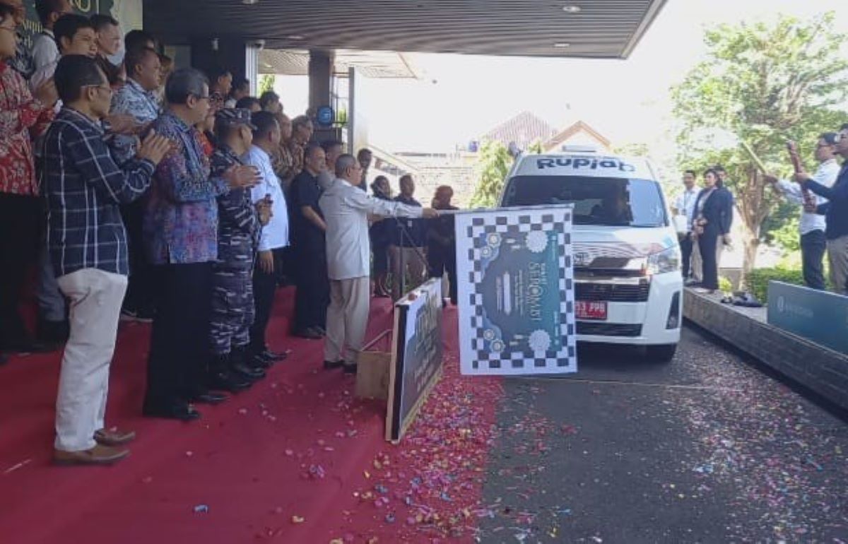 Kepala Kantor Perwakilan Bank Indonesia Tegal, Marwadi, memberangkatkan mobil keliling penukaran uang.