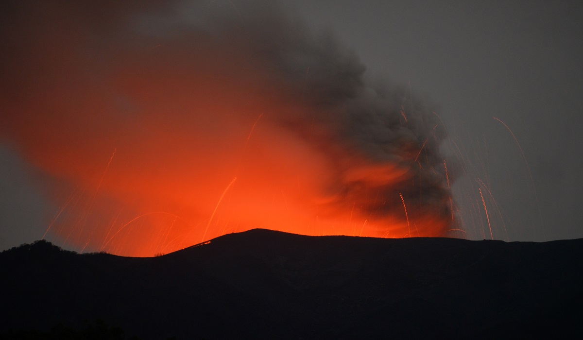 Gunung Marapi di Sumatra Barat kembali meletus pada Kamis (29/2) malam, dengan memancarkan cahaya jingga kemerahan.