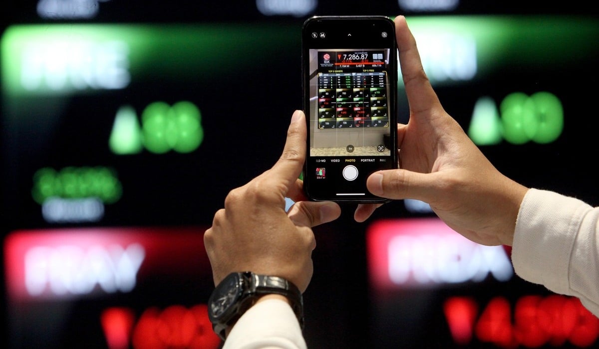 Pergerakan saham-saham yang terpampang pada layar elektronik di Bursa Efek Indonesia (BEI), Jakarta.