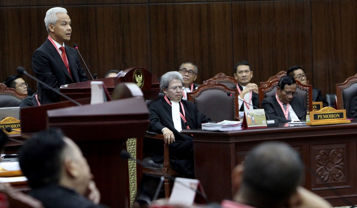 Calon presiden dan calon wakil presiden nomor urut 03 Ganjar Pranowo (kiri) dan Mahfud MD (kedua kanan)