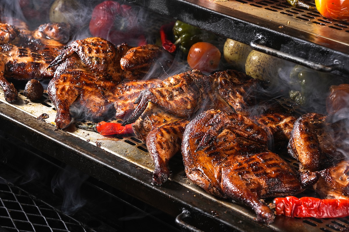 Rayakan semangat bulan suci Ramadan bersama orang yang Anda cintai di Pago Restaurant, The Papandayan Hotel, dengan menu iftar buffet yang a