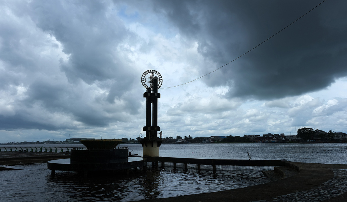 Suasana di kawasan Taman Alun-Alun Kapuas yang diselimuti awan gelap dan cuaca mendung di Pontianak, Kalimantan Barat, Senin (7/11/2022).