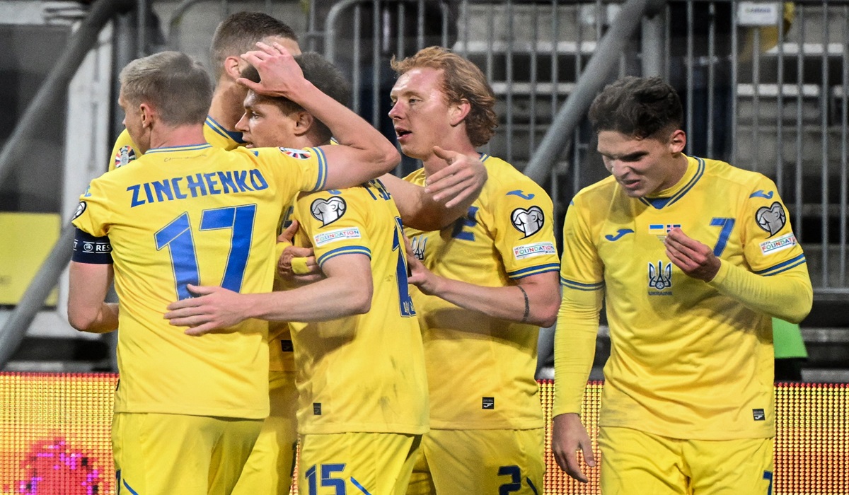 Para pemain Ukraina melakukan selebrasi usai mencetak gol ke gawang Islandia di laga playoff Piala Eropa 2024.