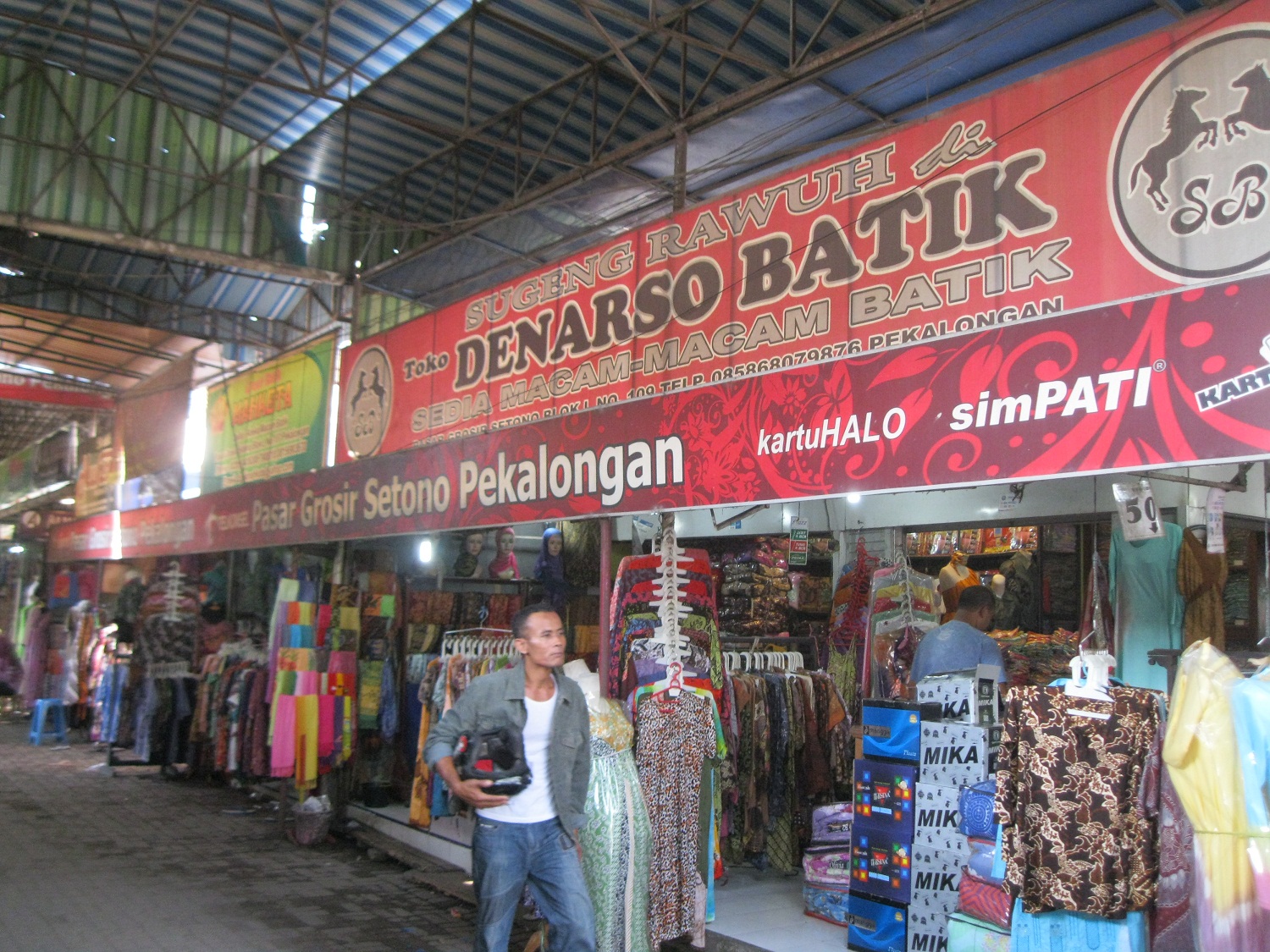 Suasana Pasar Grosir batik dan Tekstil Sentono Pekalongan.