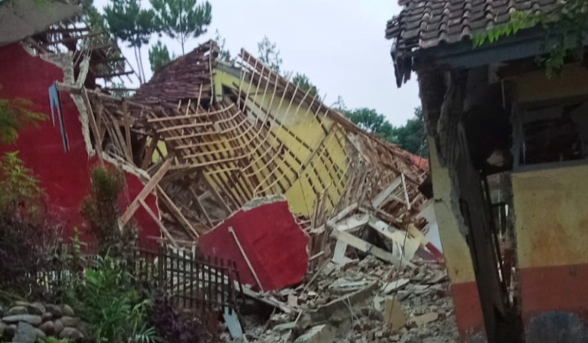 Pergerakan tanah di Kampung Cigombong, Desa Cibedug, Kecamatan Rongga, Kabupaten Bandung Barat.