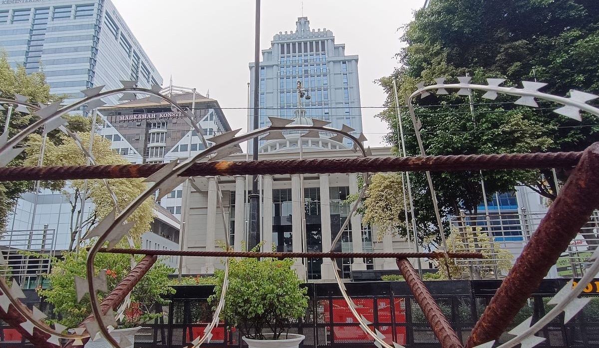 Beton pemisah dan kawat berduri dipasang di depan Gedung Mahkamah Konstitusi (MK), Medan Merdeka Barat, Jakarta, Kamis (27/3/2024).