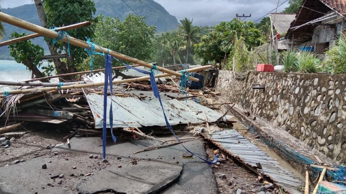 Gelombang pasang sejauh 15 meter tersebut membuat sejumlah kios dan warung makan di pinggir pantai mengalami rusak berat.