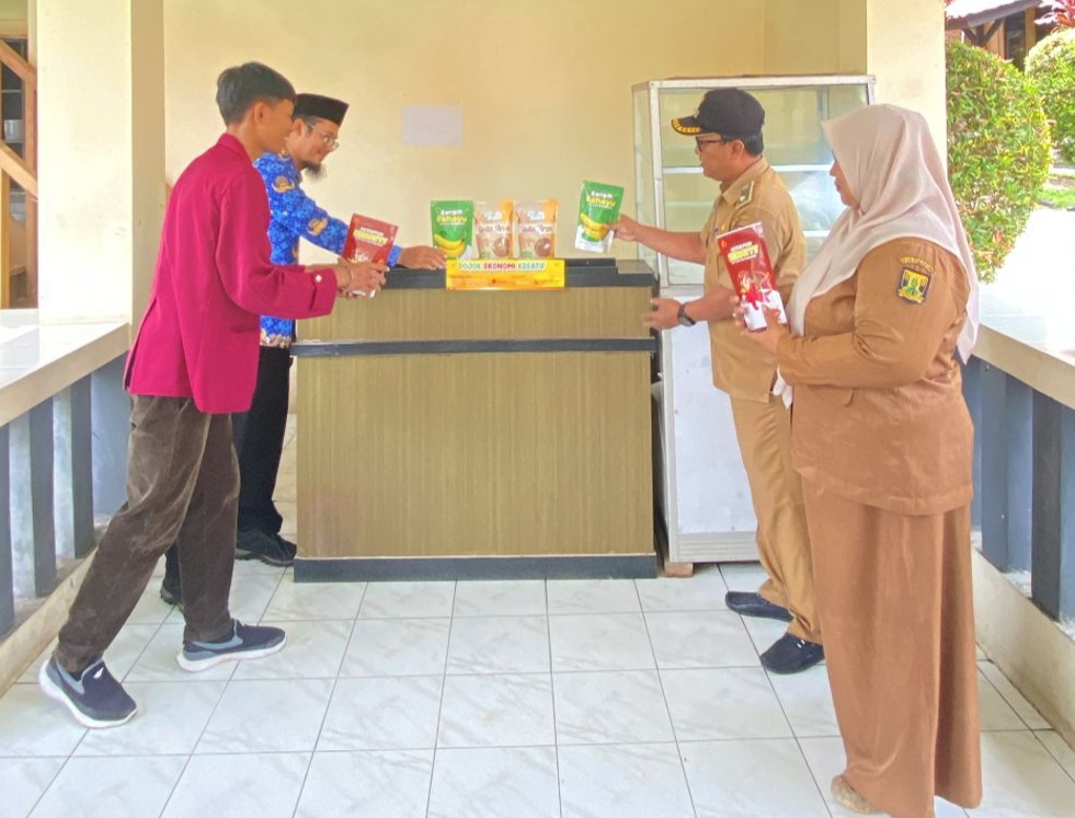 Produk UMKM dan ekonomi kreatif masyarakat Desa Karangpapak, Kecamatan Cisolok, Kabupaten Sukabumi, dipamerkan di Pojok Ekonomi Kreatif
