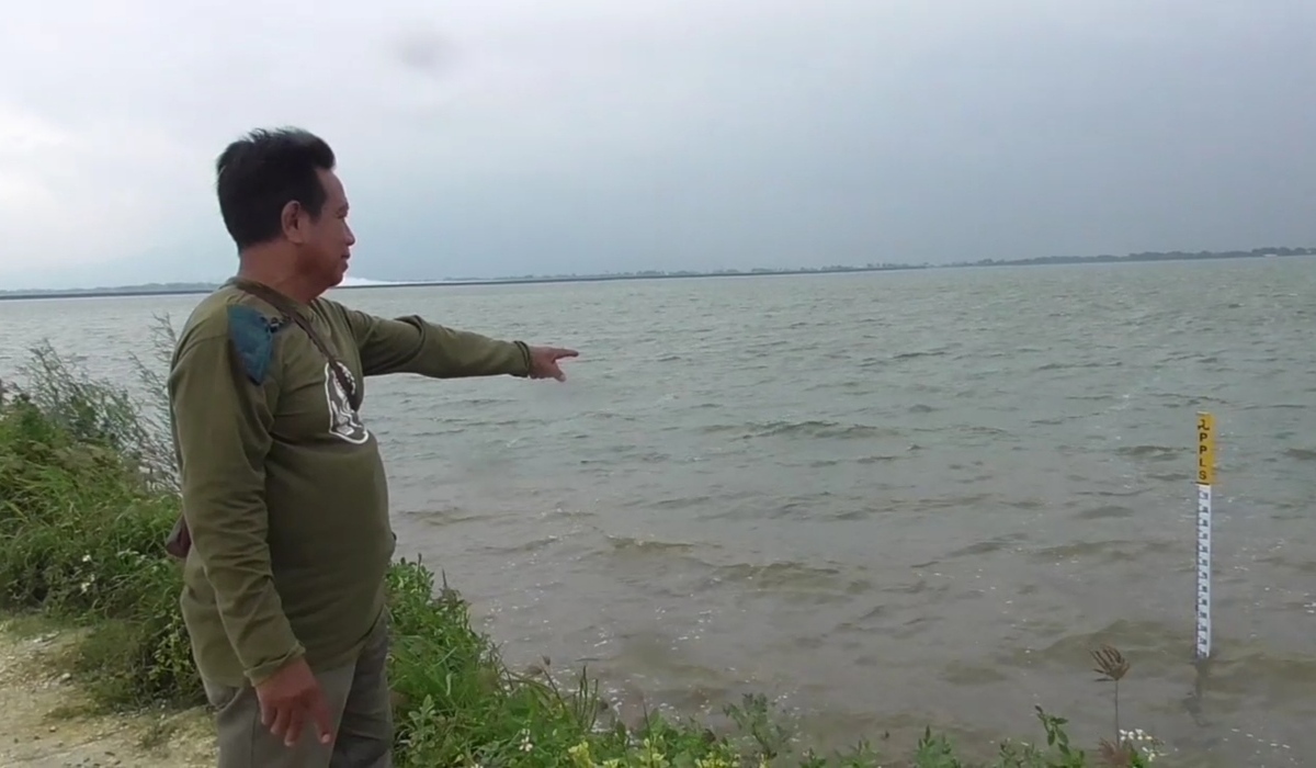 Warga menunjukkan kolam penampungan lumpur lapindo yang penuh.