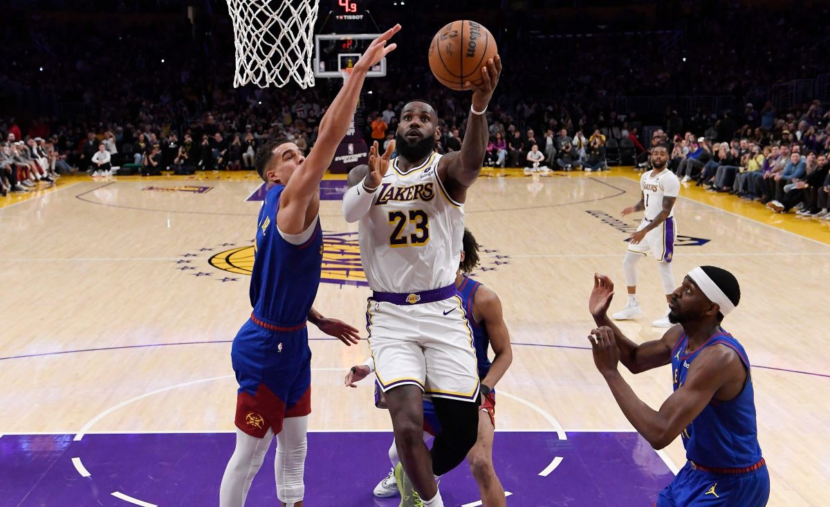 Pemain LA Lakers LeBron James mencoba memasukkan bola ke ring.