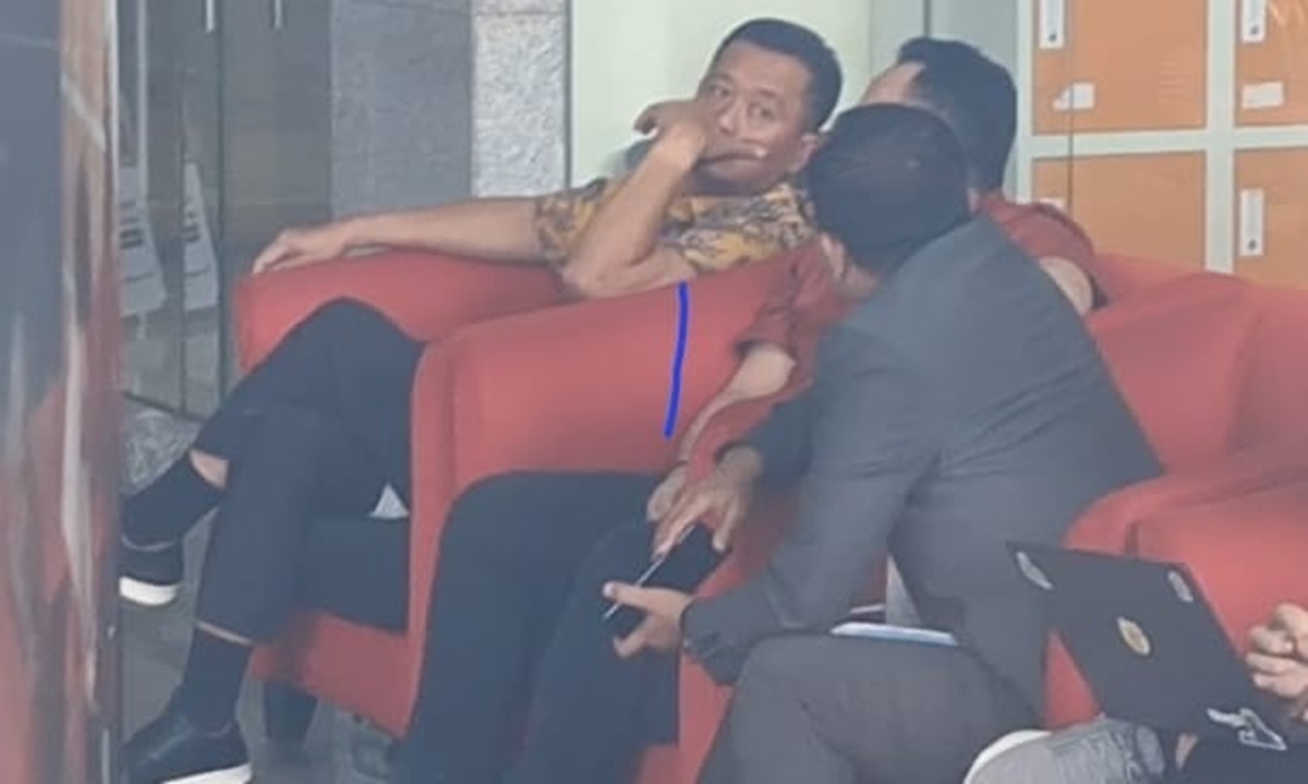 Sekda Kota Bandung Ema Sumarna memenuhi panggilan penyidik Komisi Pemberantasan Korupsi (KPK) terkait kasus dugaan suap pengadaan CCTV.