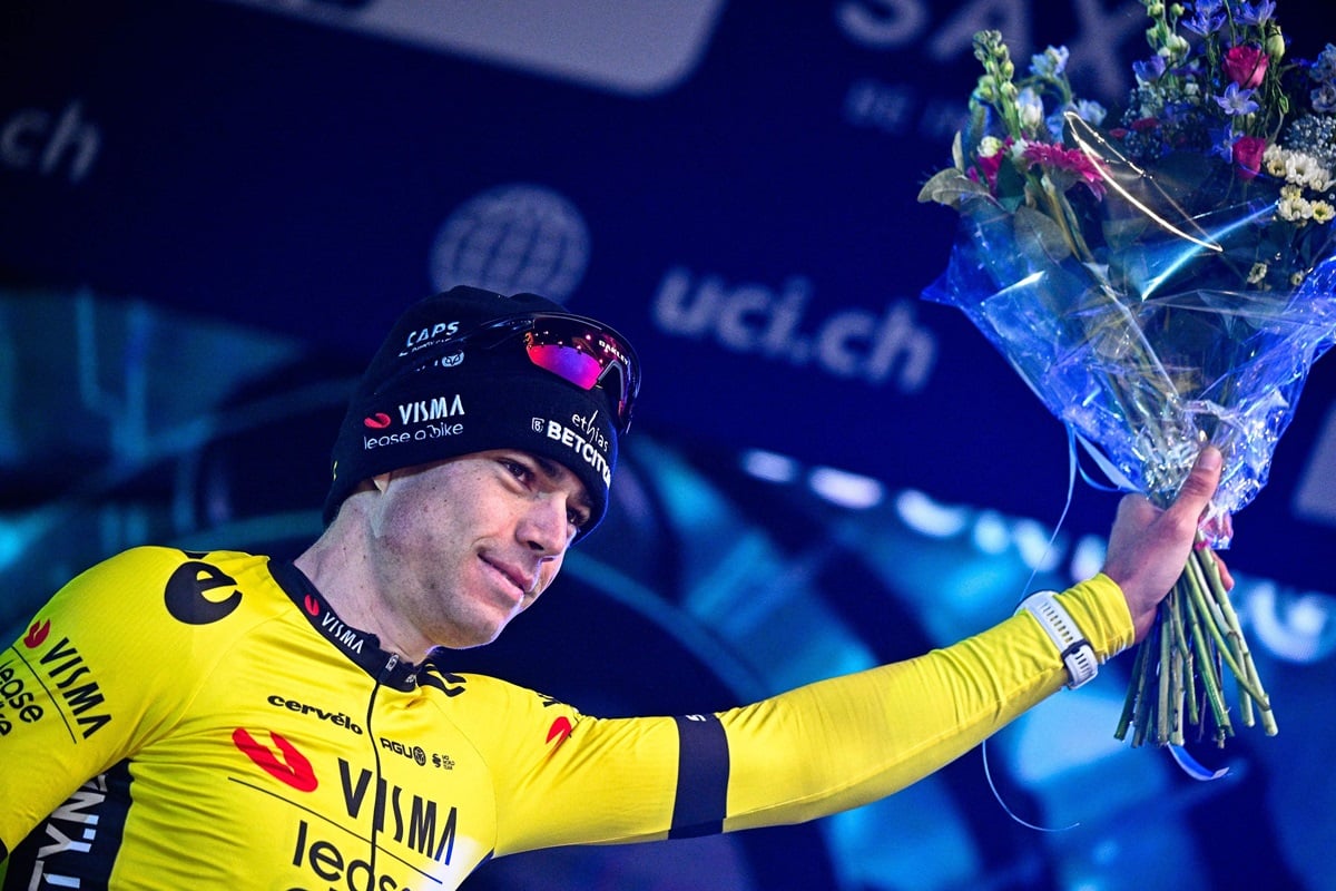 Pembalap sepeda Belgia terkemuka, Wout van Aert, mengalami patah tulang klavikula.