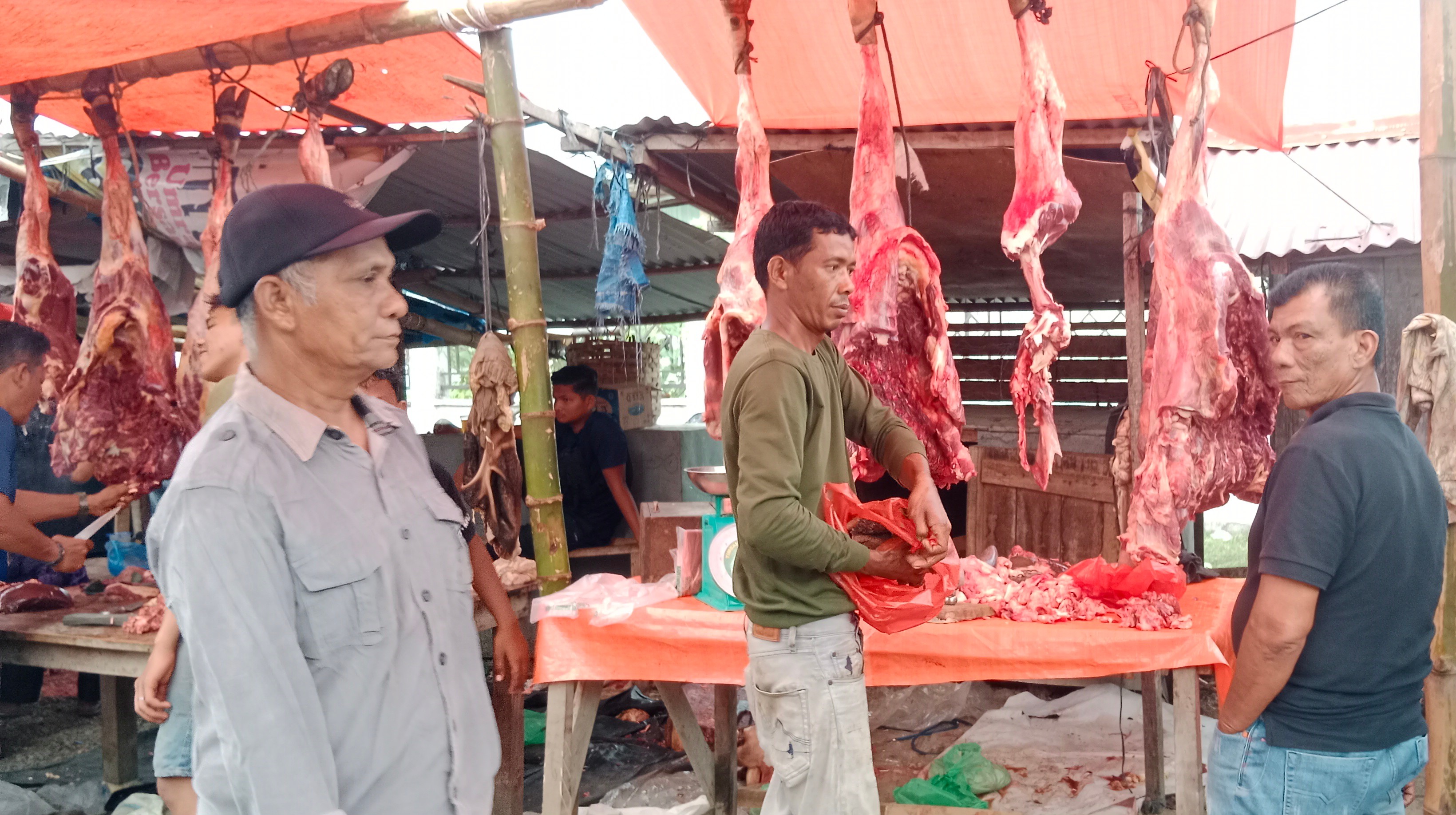 Harga daging mameugang mahal, warga Pidie beralih ke daging ayam.