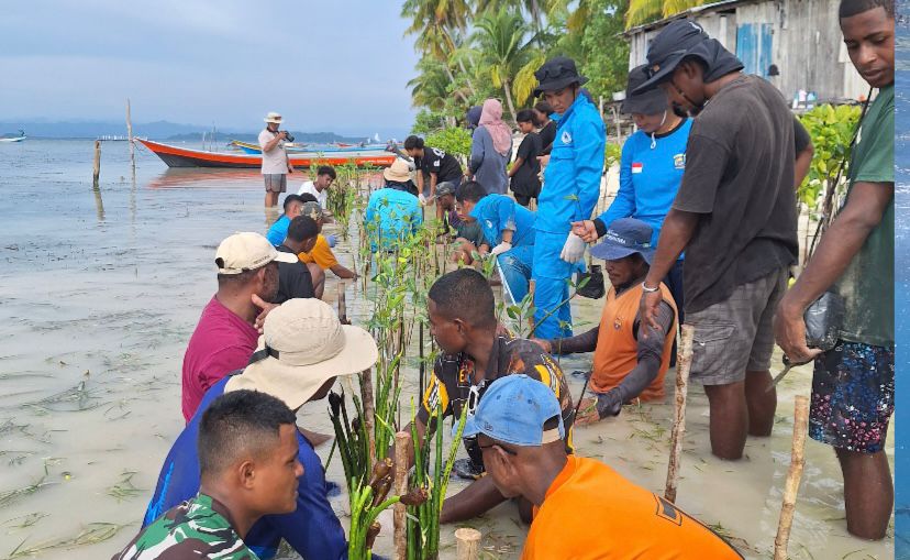 Pelindo berikan bantuan alat tangkap ikan dan kebersihan bagi warga Raja Ampat Papua