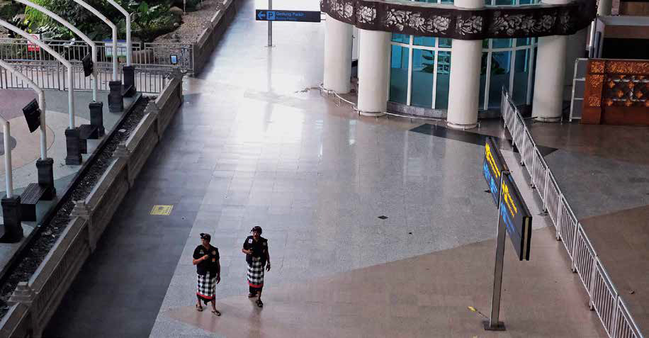 Pecalang memantau situasi Bandara I Gusti Ngurah Rai saat Hari Raya Nyepi Tahun Baru Saka 1946 di Desa Adat Tuban, Badung, Bali, kemarin. 