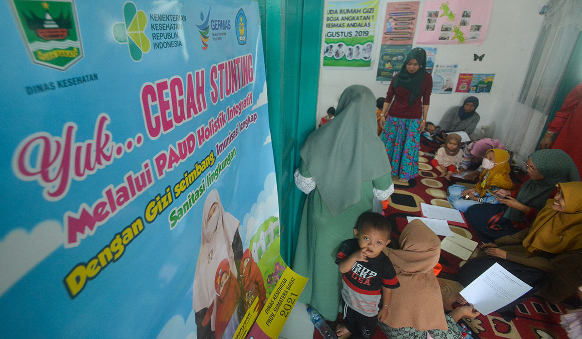 Sejumlah warga bersama anaknya mengikuti pembinaan di Rumah Gizi Puskesmas Parak Karakah, Padang, Sumatera Barat, Senin (19/9/2022).