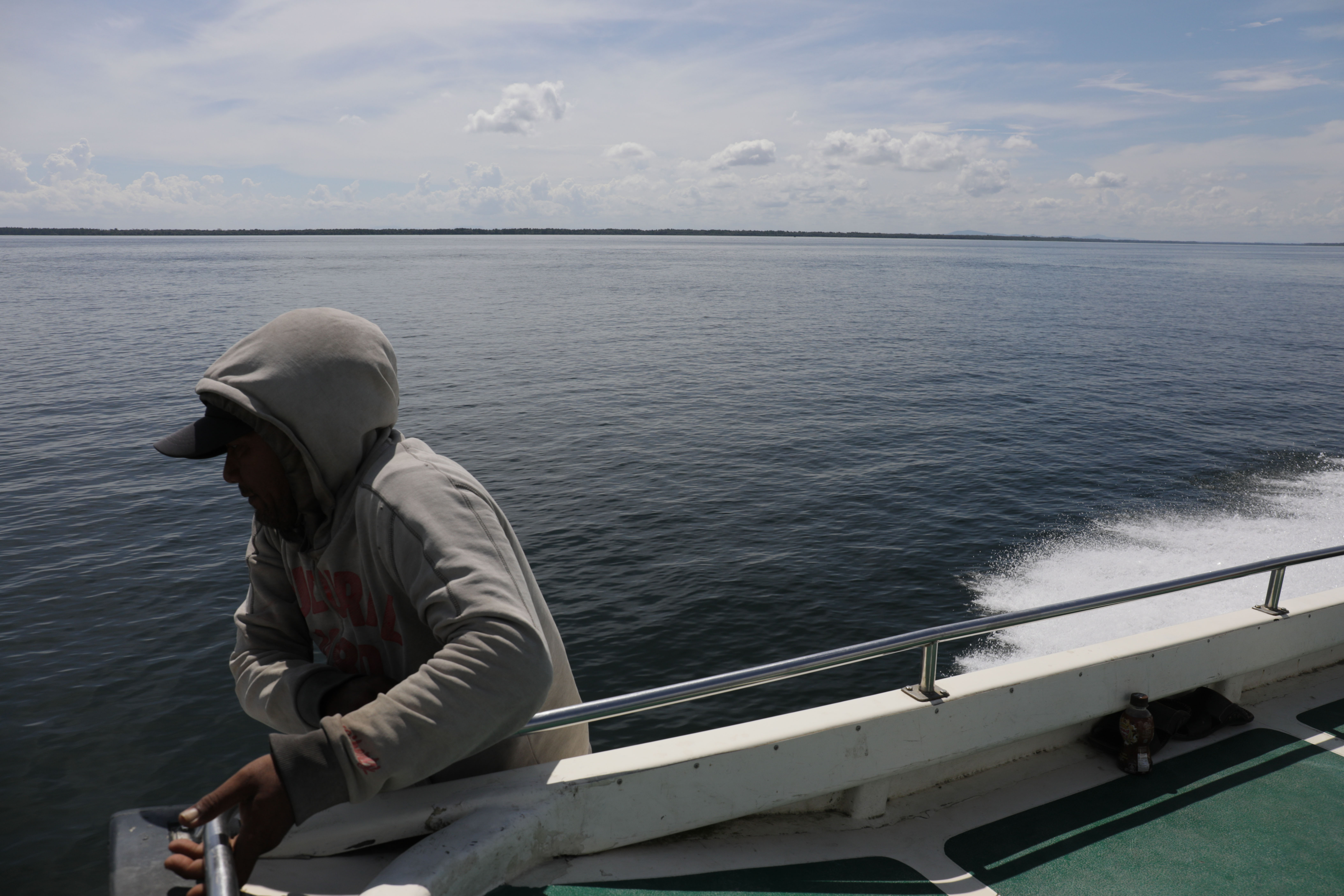 Ilustrasi: ABK menjaga barang di atas kapal cepat penyeberangan antar pulau dengan tujuan Malinau - Tarakan 
