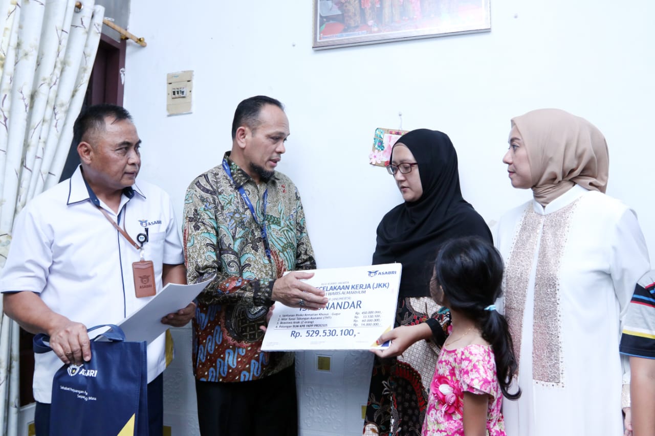 Penyerahan SRKK dan NTTA kepada ahli waris Sertu (Mar) Ismunandar yang gugur dalam tugas di Papua.