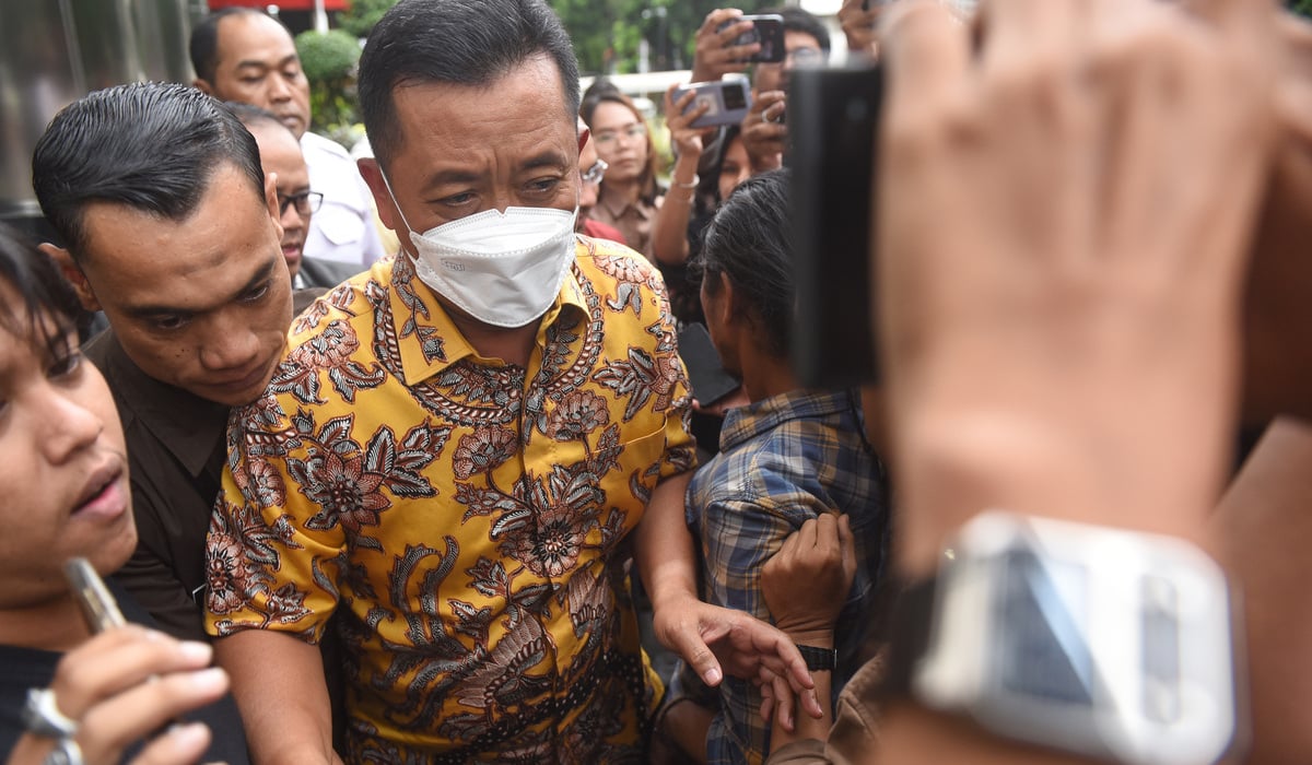  Tersangka yang merupakan Sekda Kota Bandung Ema Sumarna (batik kuning).