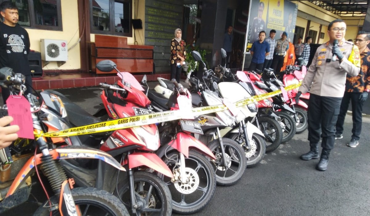 Kapolres Tasikmalaya Kota AKBP Joko Sulistiono memperlihatkan barangbukti 10 unit sepeda motor dan pistol mainan