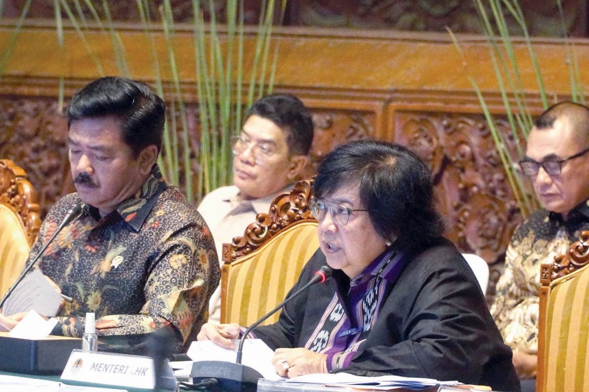 Menkopolhukam Hadi Tjahjanto didampingi Menteri LHK Siti Nurbaya dalam Rapat Koordinasi Khusus Antisipasi dan Penanggulangan Karhutla.