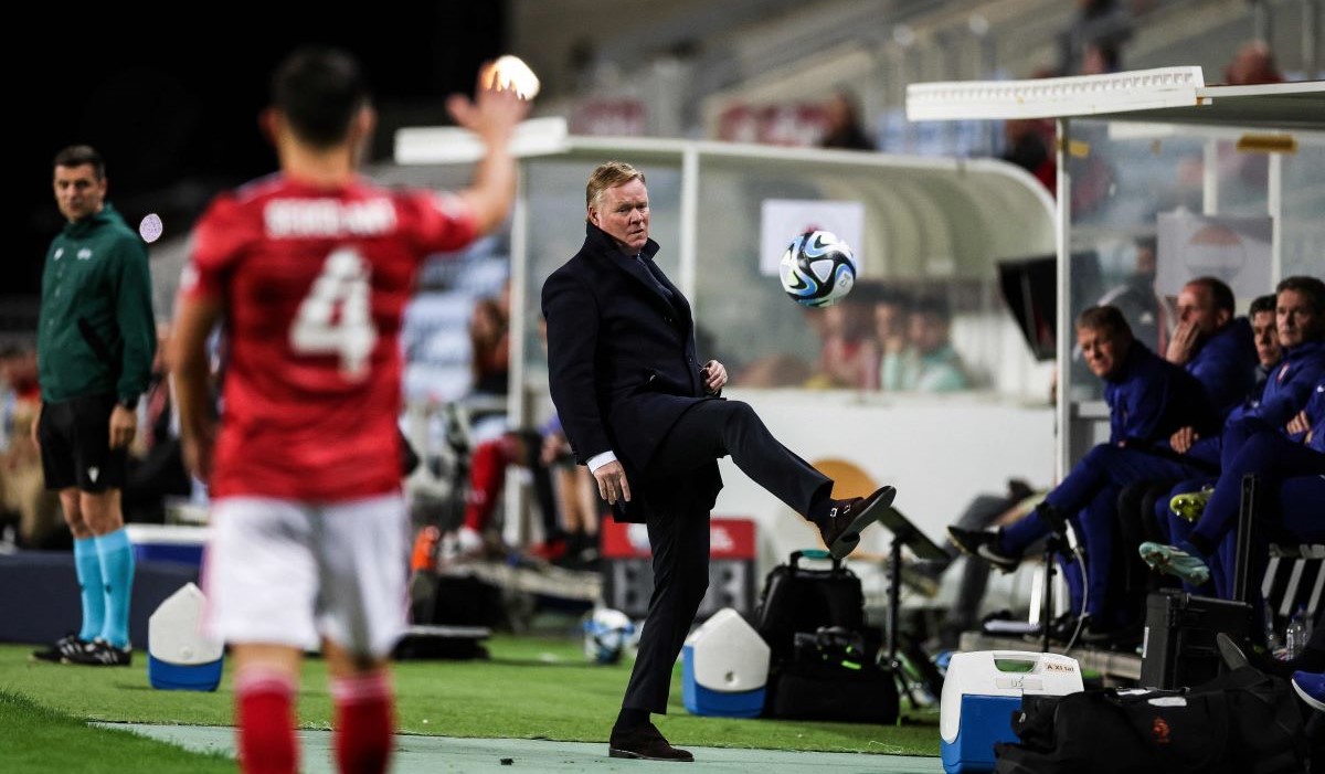 Pelatih kepala Belanda Ronald Koeman mengontrol bola pada sebuah pertandingan Grup B UEFA Euro 2024 