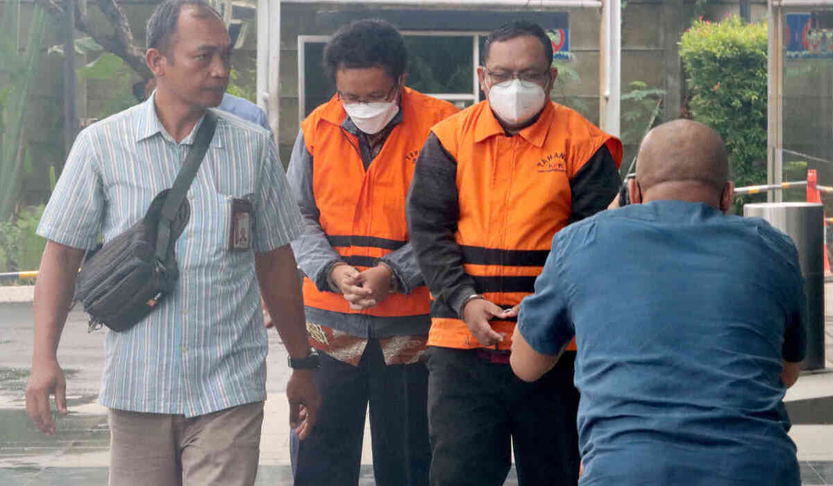 Dua dari 10 terdakwa kasus korupsi tukin di Kementerian ESDM, Beni Arianto dan Rokhmat Annashikhah.