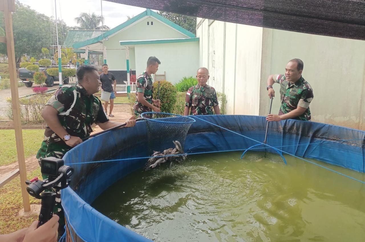 Staf Ahli Pangdam XVII Cenderawasih Kolonel Arry Sundoro saat memberikan pelatihan budidaya ikan lele kepada prajurit TNI AD.