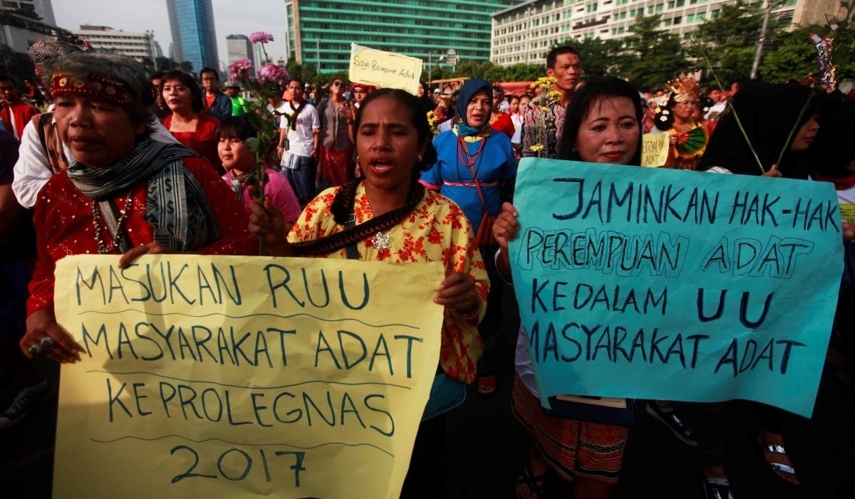 Puluhan aktivis dari Aliansi Masyarakat Adat Nusantara (AMAN) dengan menggunakan pakaian adat.