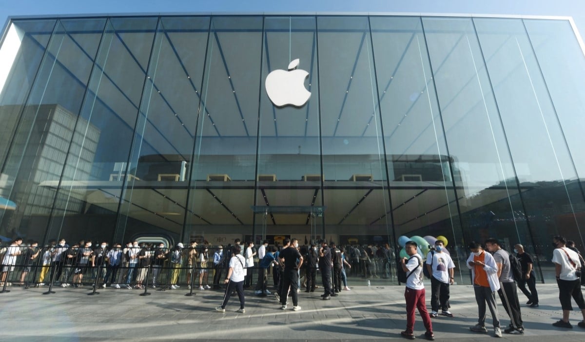 Ilustrasi: pelanggan mengantri untuk mendapatkan ponsel iPhone di toko Apple di Hangzhou, China 