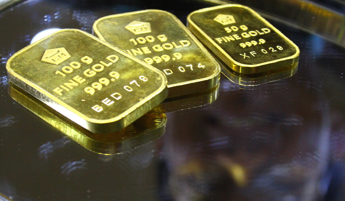 Emas untuk investasi atau batangan Antam di sebuah gerai emas di Malang.