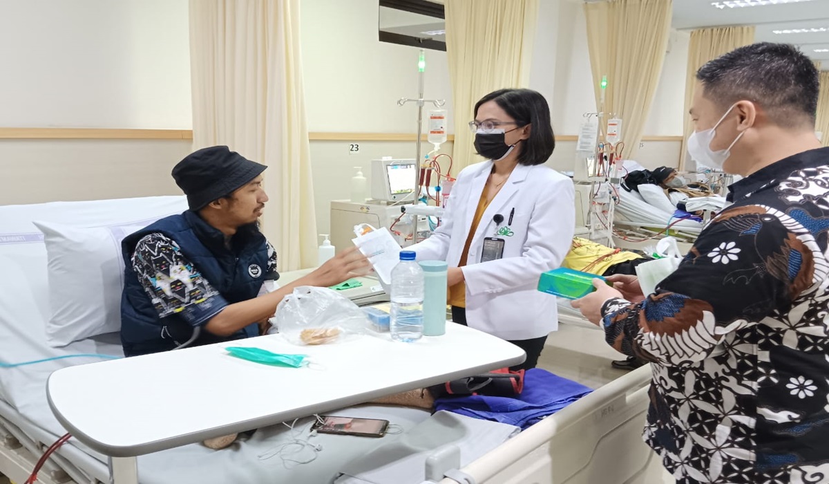 Ilustrasi--dokter mendampingi pasien yang menjalani cuci ginjal