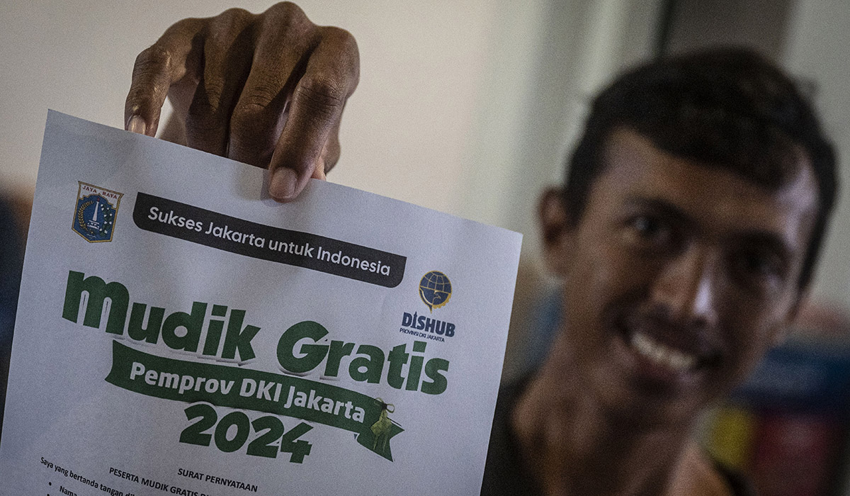 Calon pemudik gratis Pemprov DKI Jakarta menunjukkan dokumen usai melakukan verifikasi data di Kantor Suku Dinas Perhubungan Jakarta Timur.