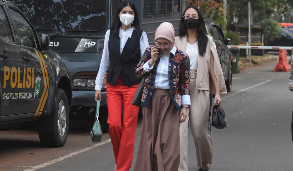 Finalis Miss Universe Indonesia 2023 didampingi kuasas hukum (tengah) saat akan menjalani pemeriksaan di Unit PPA Ditreskrimum PMJ