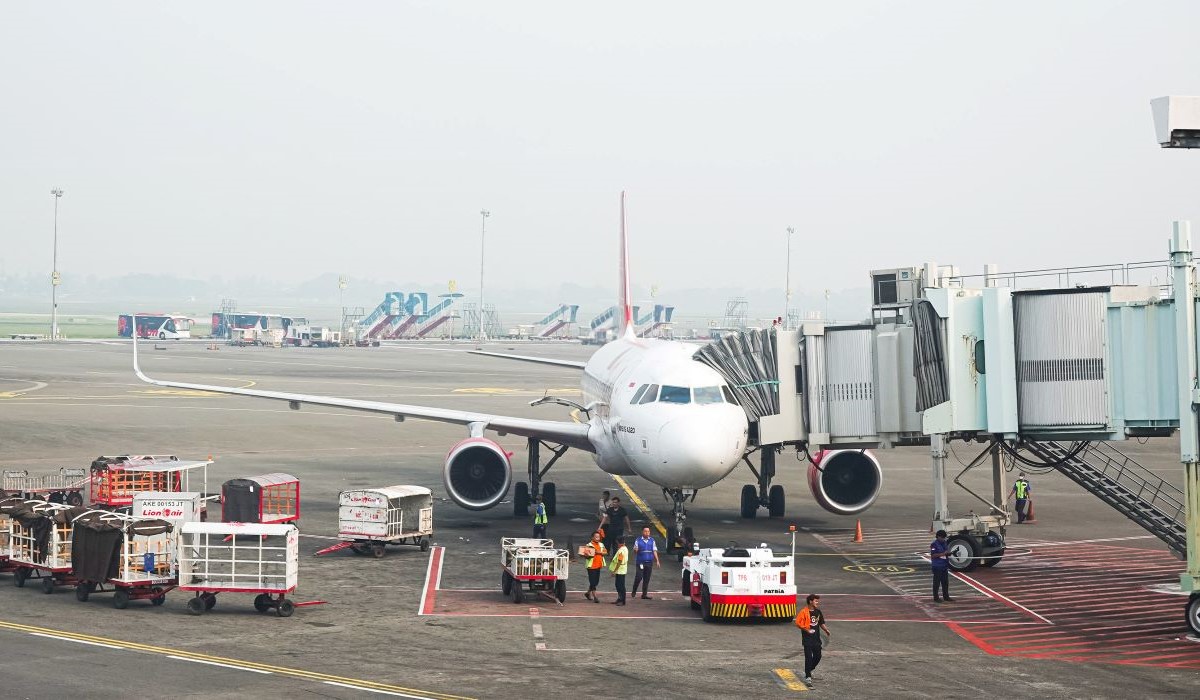 Pesawat terparkir di apron Bandara Soekarno Hatta, Tangerang, Banten 