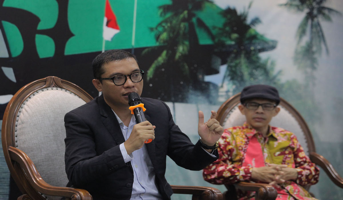 Anggota DPR RI Fraksi PPP Achmad Baidowi (kiri) bersama pengamat politik dari Universitas Al-Azhar Jakarta Ujang Komarudin (kanan)