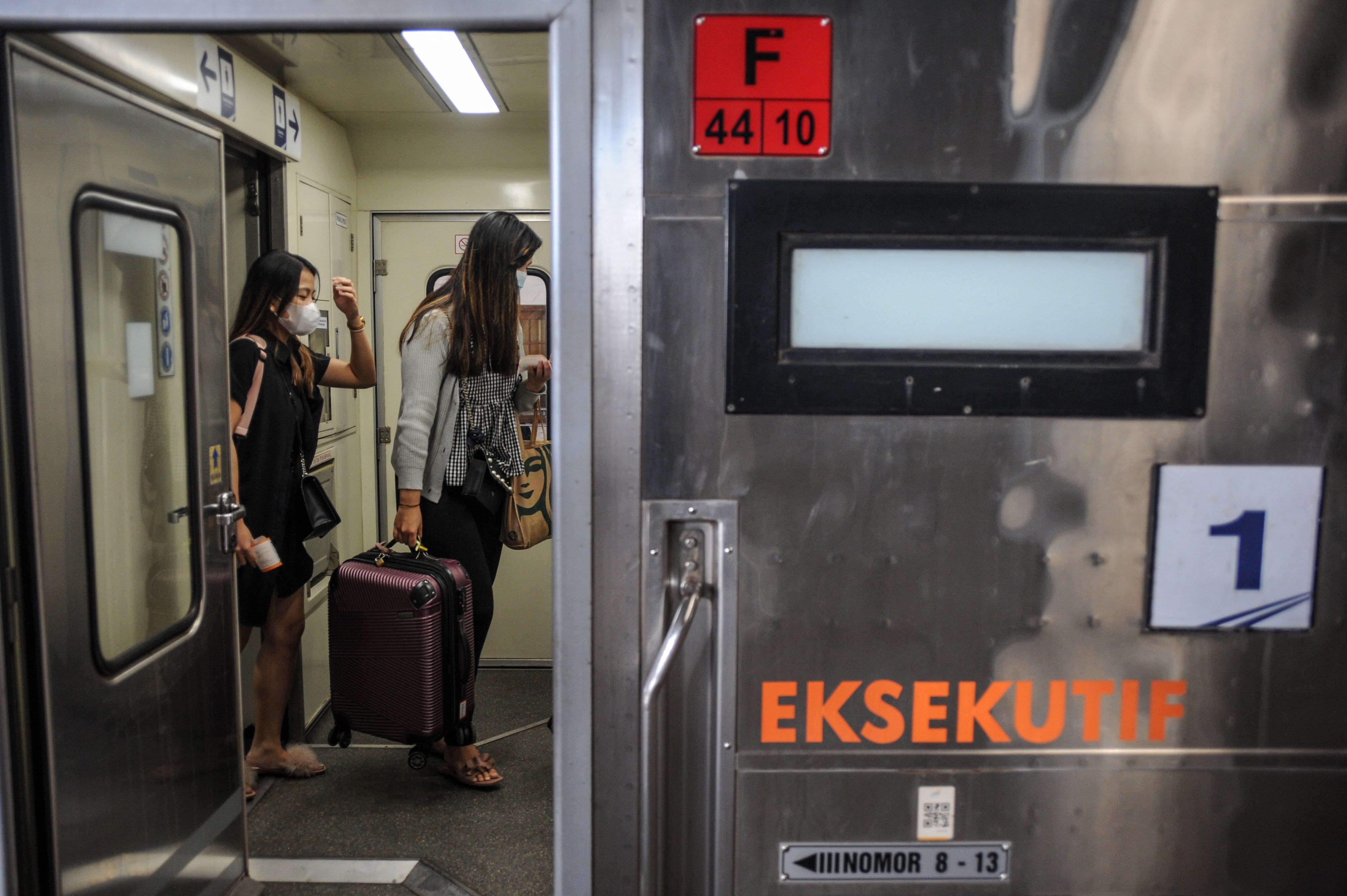 Penumpang memasuki gerbong kereta api Argo Parahyangan 