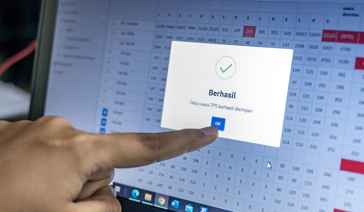 Petugas menginput data penghitungan perolehan suara Pemilu 2024 ke dalam aplikasi Sistem Informasi Rekapitulasi (Sirekap).