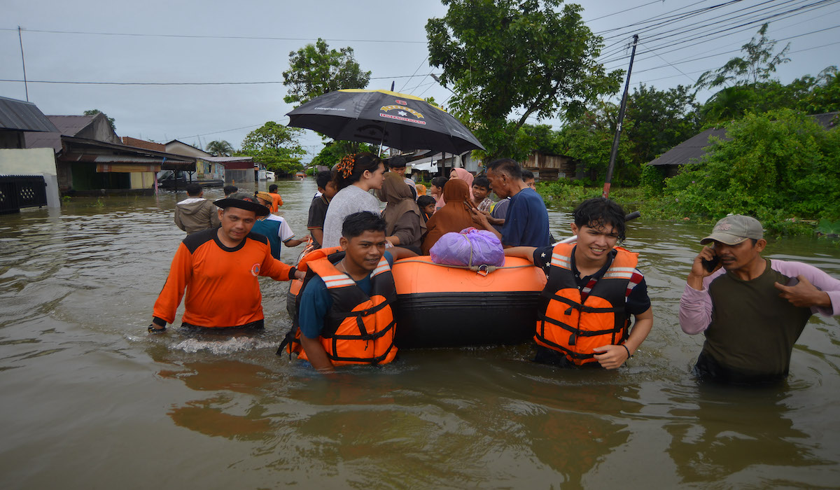 Petugas BPBD Padang mengevakuasi warga di Jalan DPR, Dadok Tunggul Hitam, Padang, Sumatera Barat, Jumat (8/3/2024)