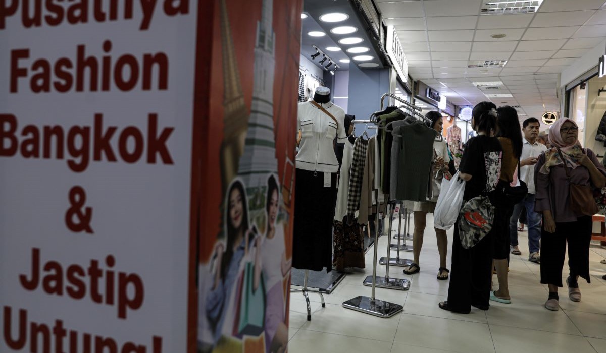 Pengunjung memilih produk fashion di Little Bangkok Jembatan Metro Tanah Abang (JMTA) lantai 1, Pusat Grosir Metro Tanah Abang (PGMTA)