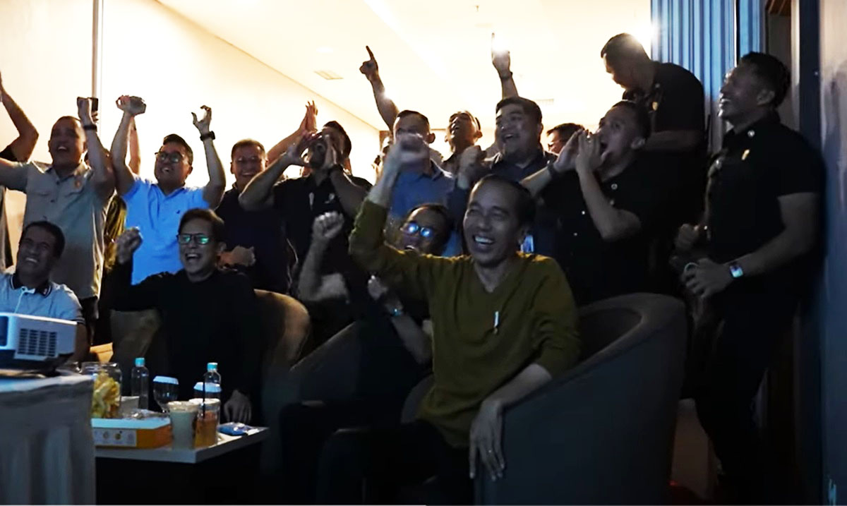 Presiden Joko Widodo mengapresiasi kemenangan timnas sepak bola Indonesia 3-0 atas Vietnam di Stadion My Dinh, Hanoi.