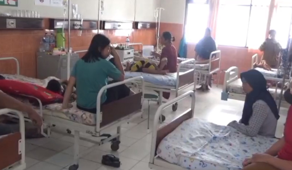 Suasana ruang perawatan pasien DBD di RSUD Nganjuk, Jawa Timur.