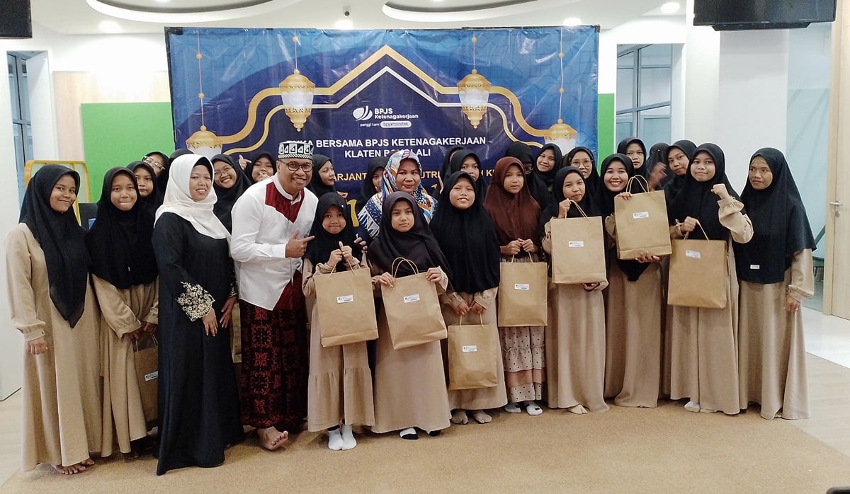 Kantor BPJS Ketenagakerjaan Cabang Klaten dan Boyolali, Jawa Tengah, mengadakan acara buka puasa bersama puluhan anak yatim dari LKSA Putri 